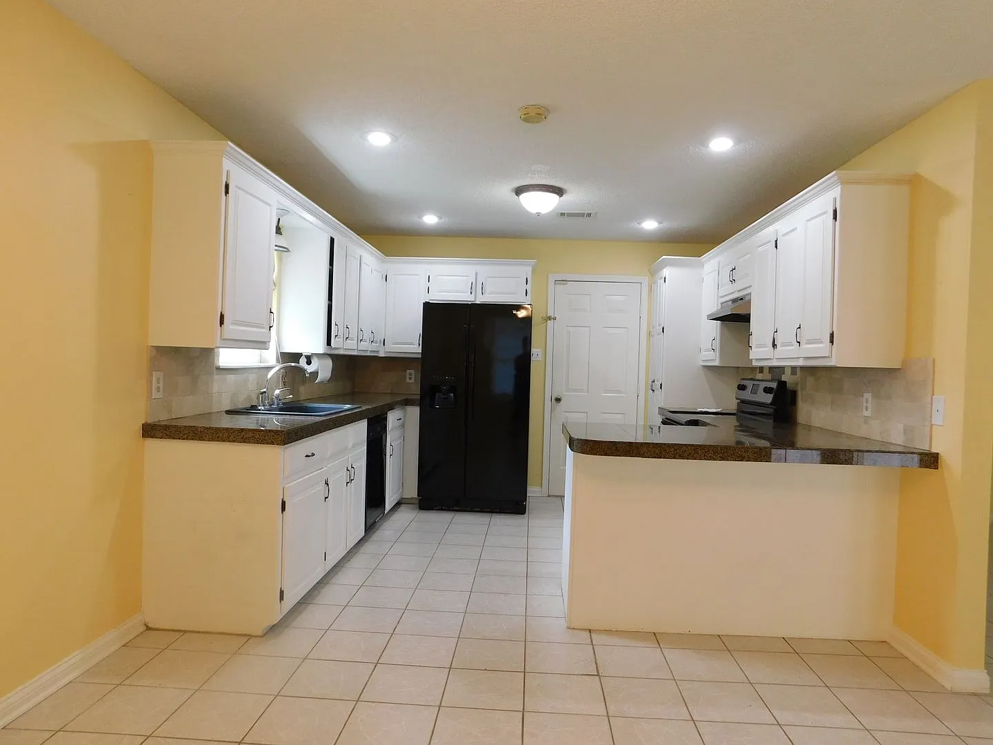3 Bedroom 2 Bathroom House — Photo 2