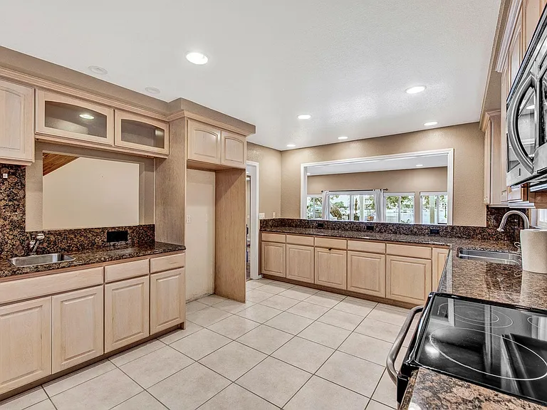 24466 Toledo Ln — Photo 6