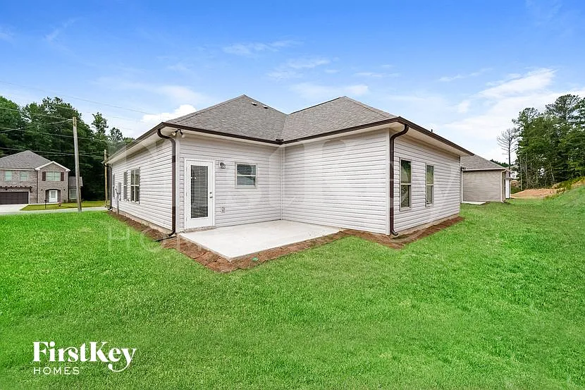 3 bed, 2.0 bath, 1613 sqft, $1,905 — Photo 2