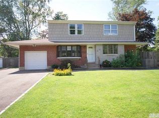 18 Abbey Dr, Commack, NY 11725
