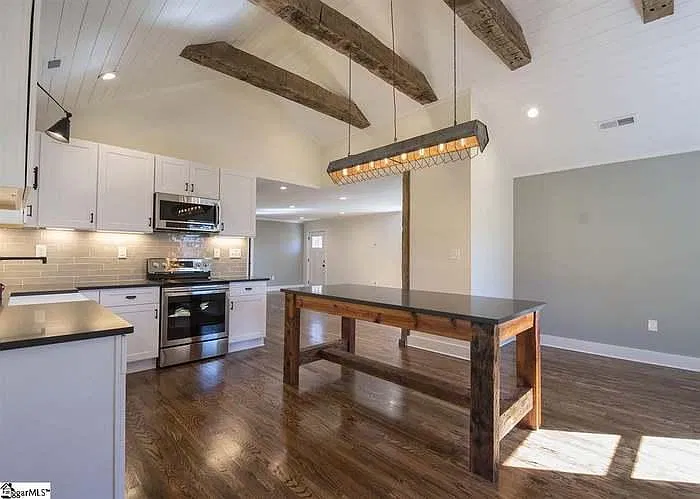 3 bed, 1800 sqft, $3,200 — Photo 2