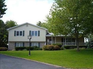 27221 Golden Acres Dr, Le Roy, IL 61752