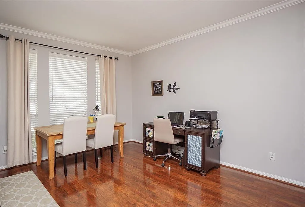 4 bed, 2.5 bath, 2596 sqft, $2,600 — Photo 3