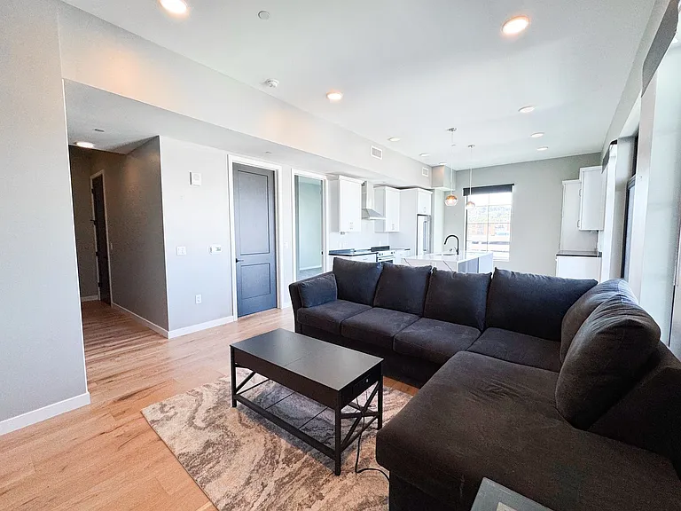 2635 Penn Ave #401 — Photo 3