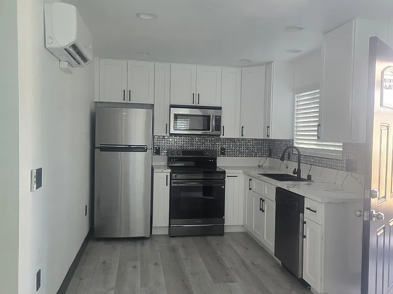 5105 N H St — Photo 1