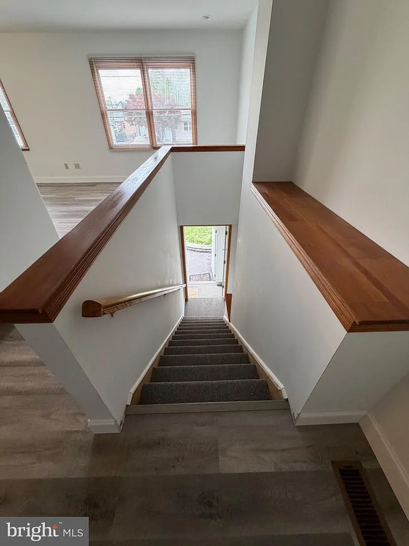 3 bed, 2.0 bath, 1100 sqft, $2,300 — Photo 2