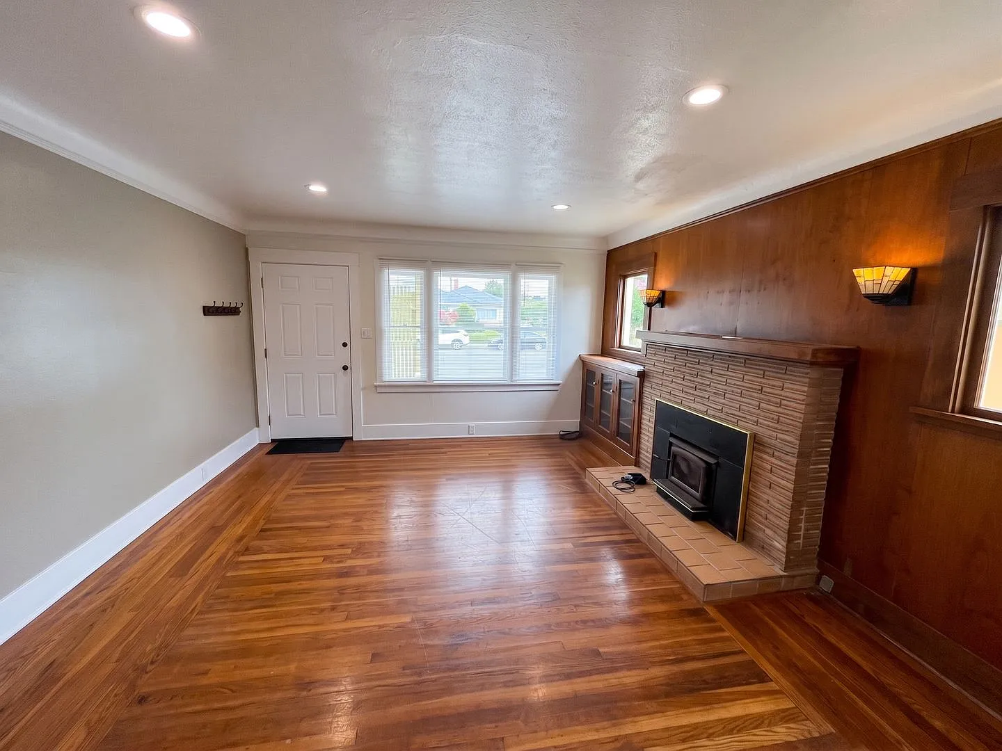 Charming Pet-Friendly Henderson Center 3/1 Home! — Photo 2