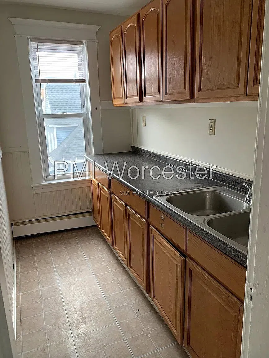 3 bed, 1.0 bath, $1,890 — Photo 2
