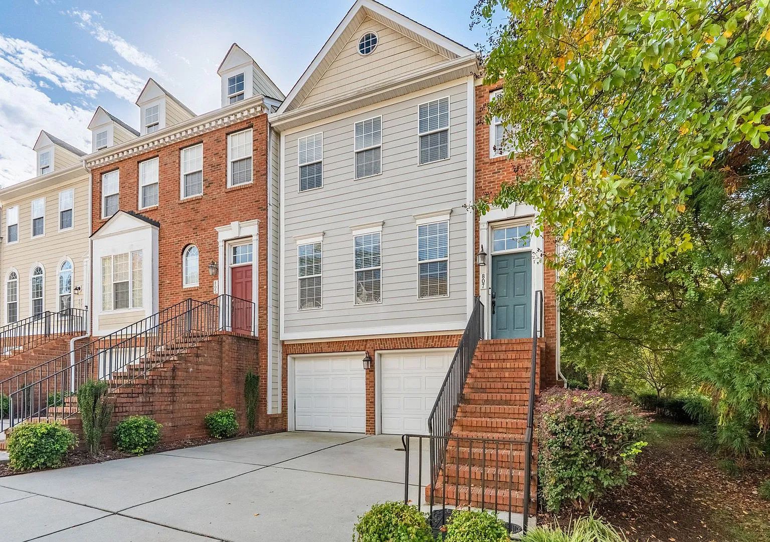 Available Now! Immaculate 3 Bed 3.5 Bath With Large Finished Basement In Prestigious Preston Neig... — Photo 2
