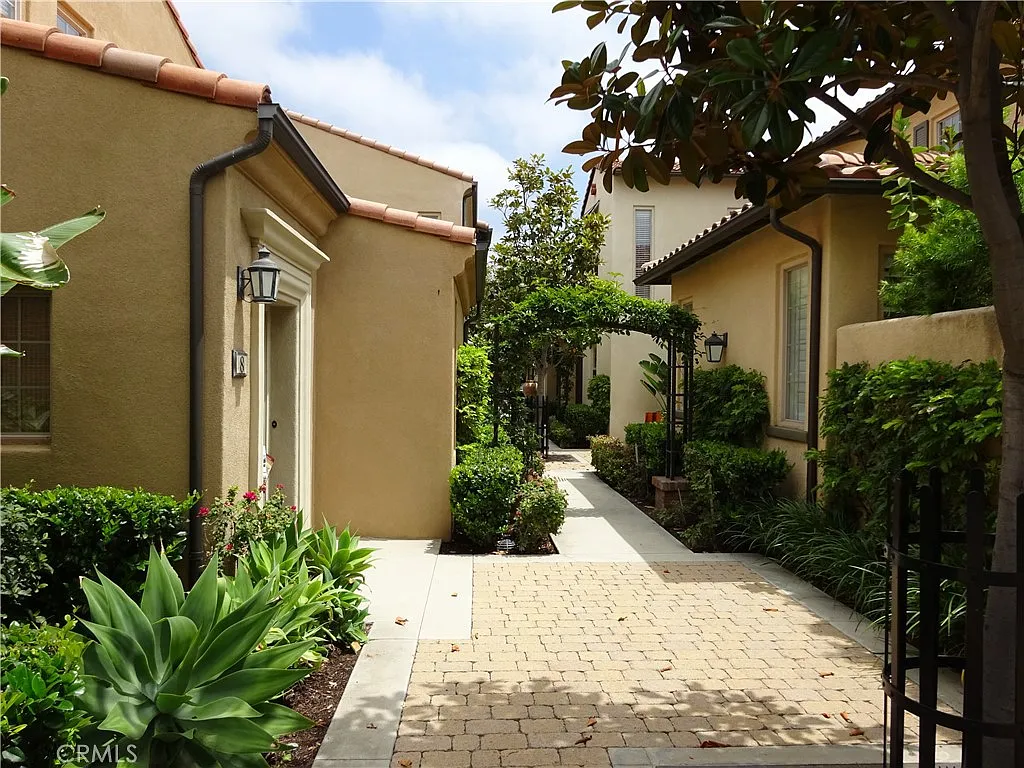 3 bed, 2.5 bath, 1405 sqft, $4,280 — Photo 3