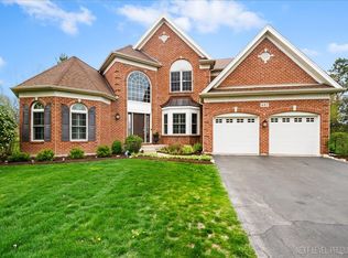 447 Lake Run Ct, North Aurora, IL 60542