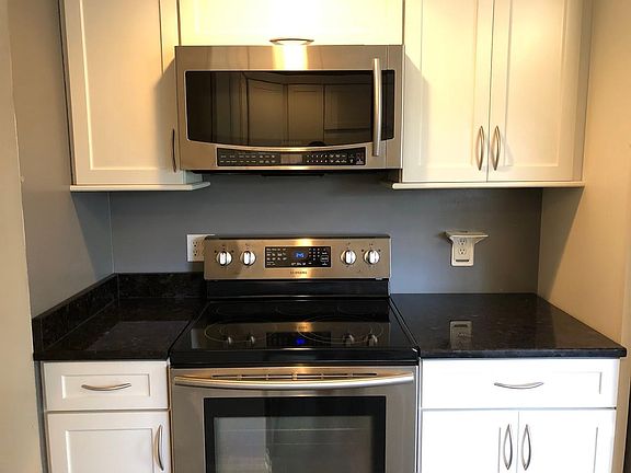 Right cabinet pulls out as mobile island