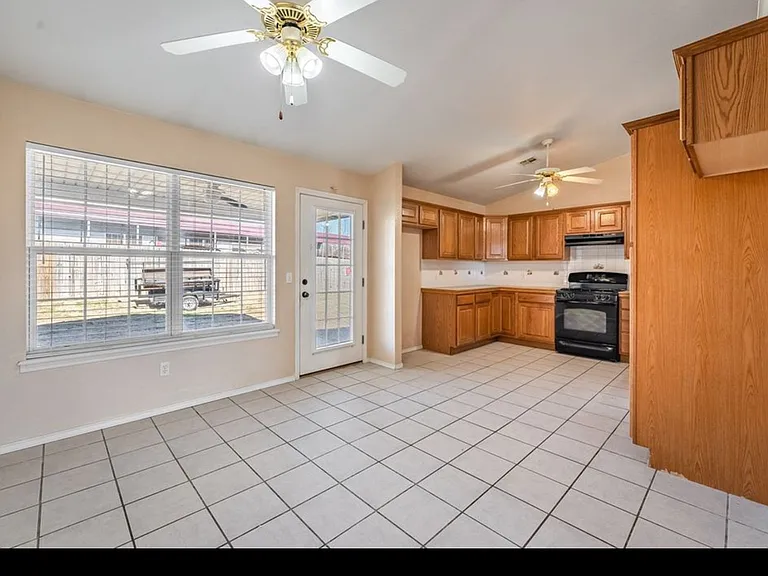 1309 E Glendale Ln — Photo 4