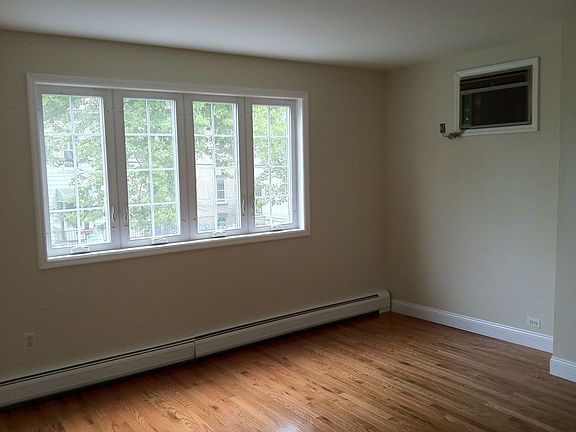 5th image of 105 Waverly St