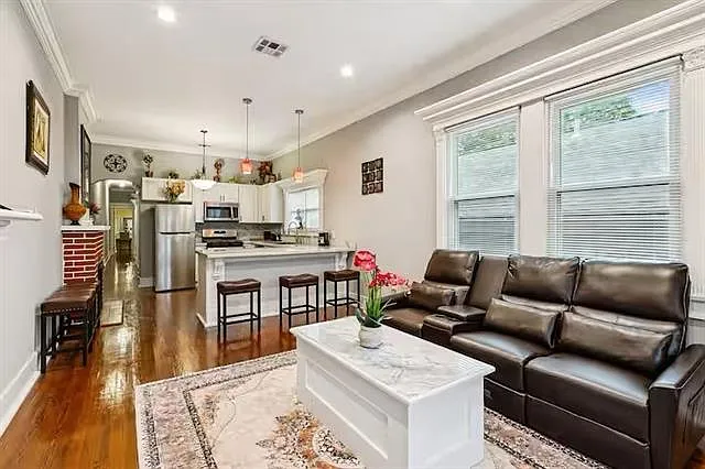 3 bed, 2.0 bath, 1030 sqft, $3,000 — Photo 2