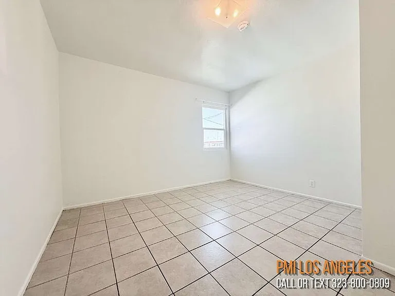 943 W 68th St — Photo 9