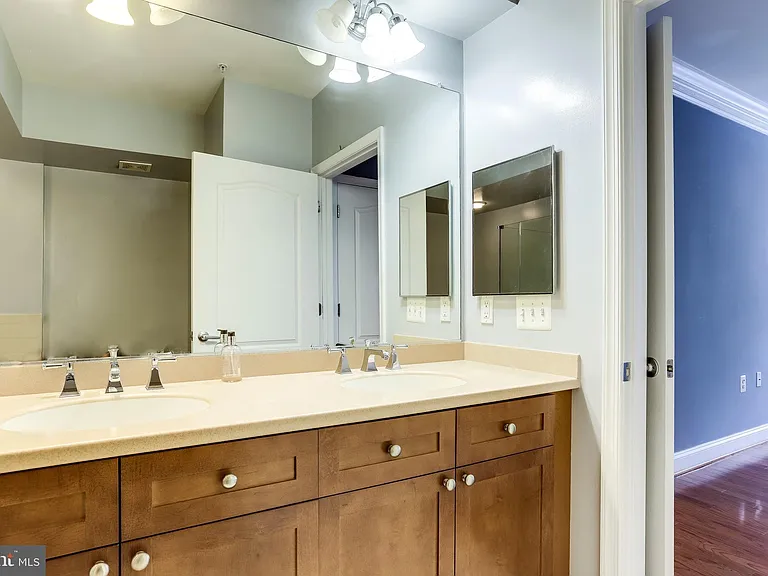 1115 Cameron St #208 — Photo 42