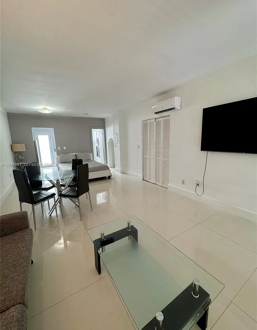 1604 Drexel Condo — Photo 2