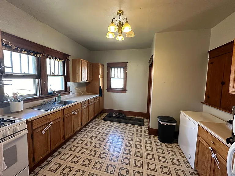 1005 E Jefferson St — Photo 3