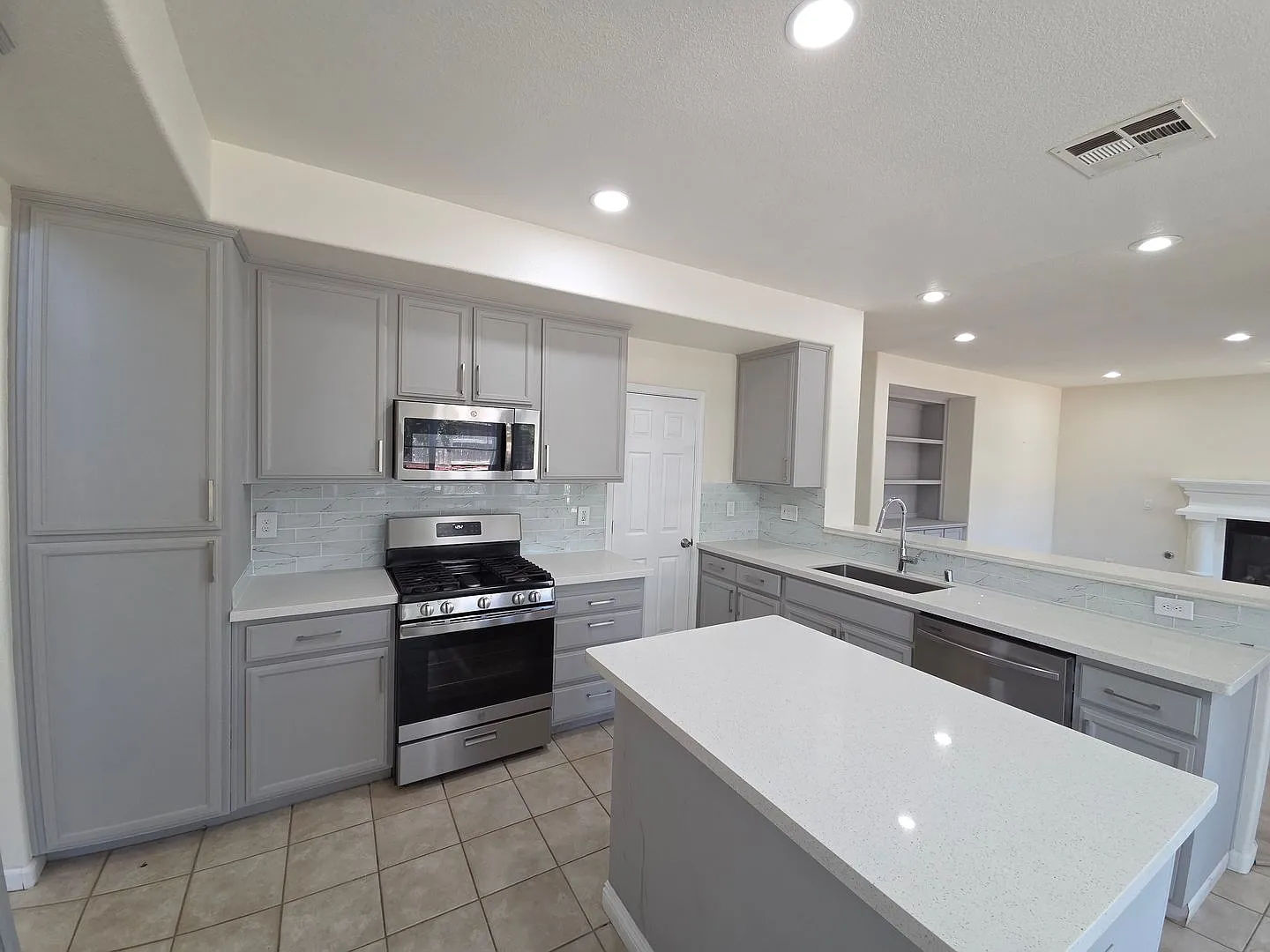 Lovely 4 bedroom 3 bath home in a great neighhborhood — Photo 3