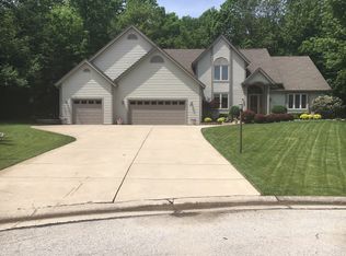 3475 S Raymond Dr, New Berlin, WI 53151