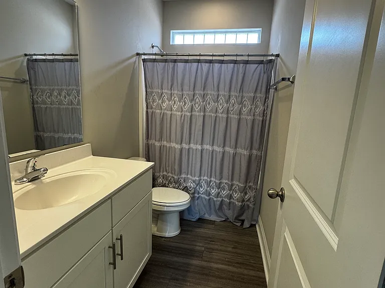 Upstairs hallway full bath
