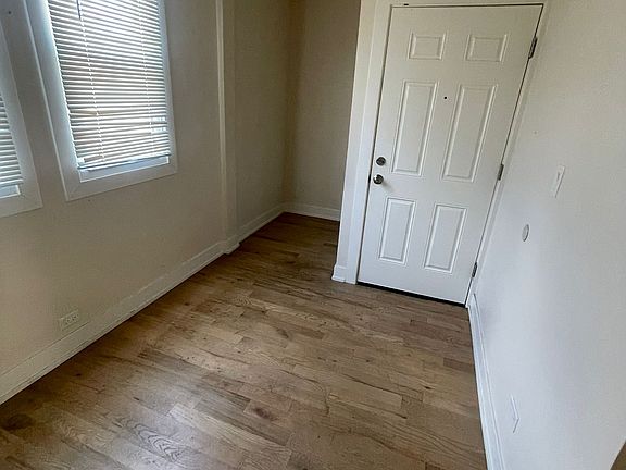 3rd image of 2932 W Adams St #2