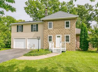 323 Hook Rd, Farmington, NY 14425