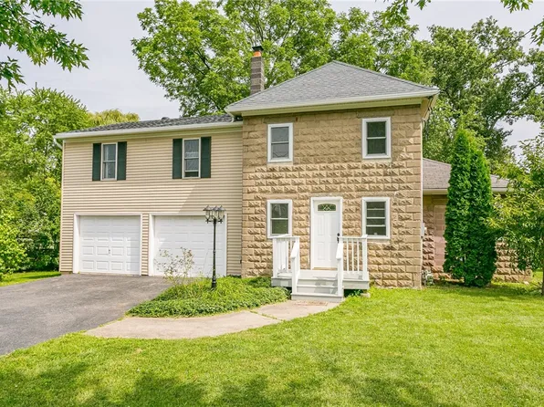 323 Hook Rd, Farmington, NY 14425