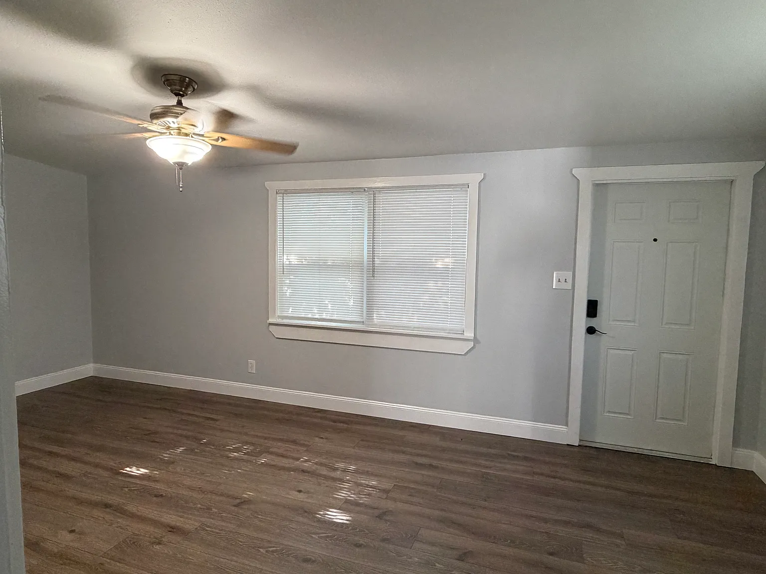 3 bed, 1.5 bath, 1068 sqft, $2,450 — Photo 2
