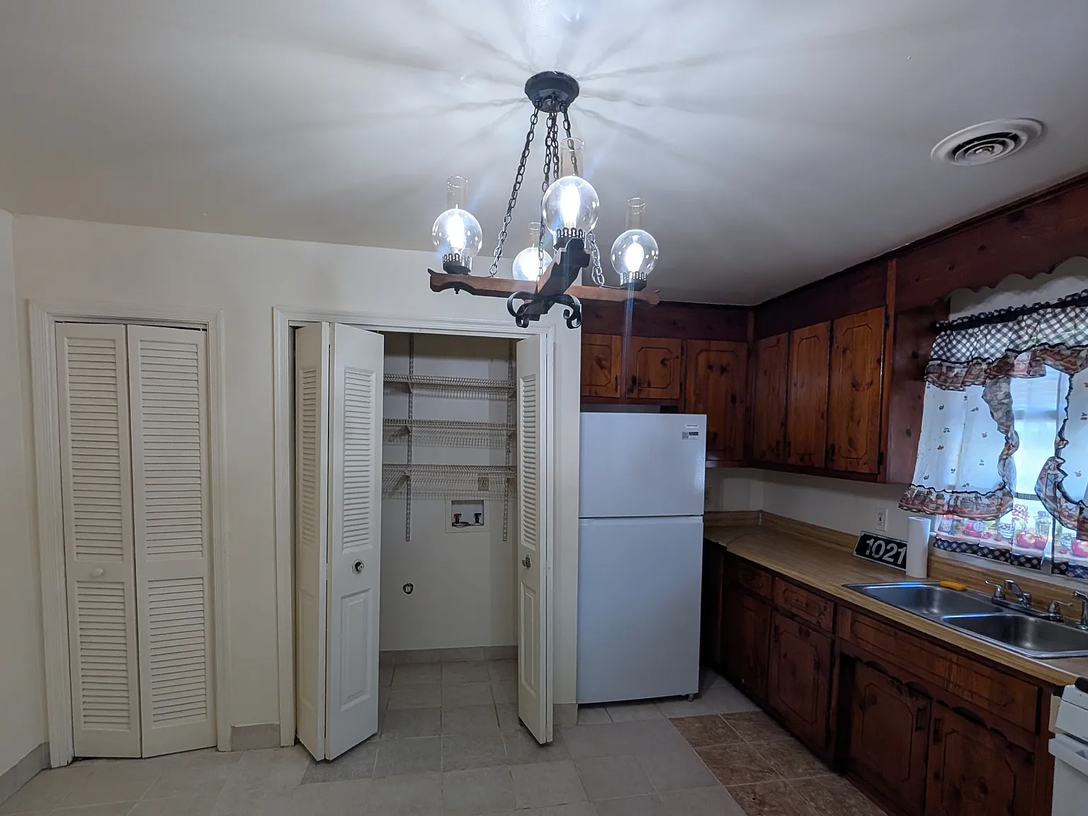 4 bed, 1960 sqft, $1,800 — Photo 2
