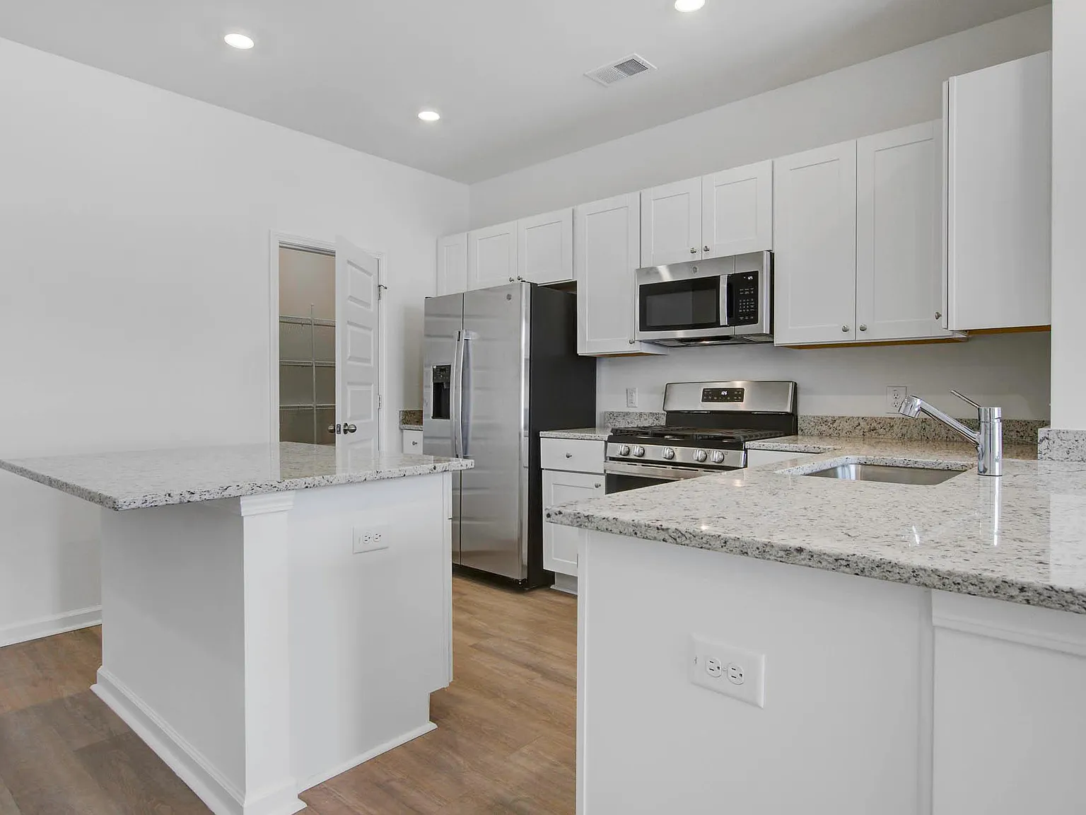 3 bed, 1982 sqft, $2,150 — Photo 4