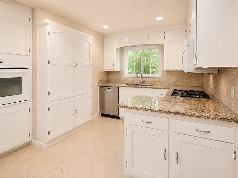 718 E San Jose Ave — Photo 8
