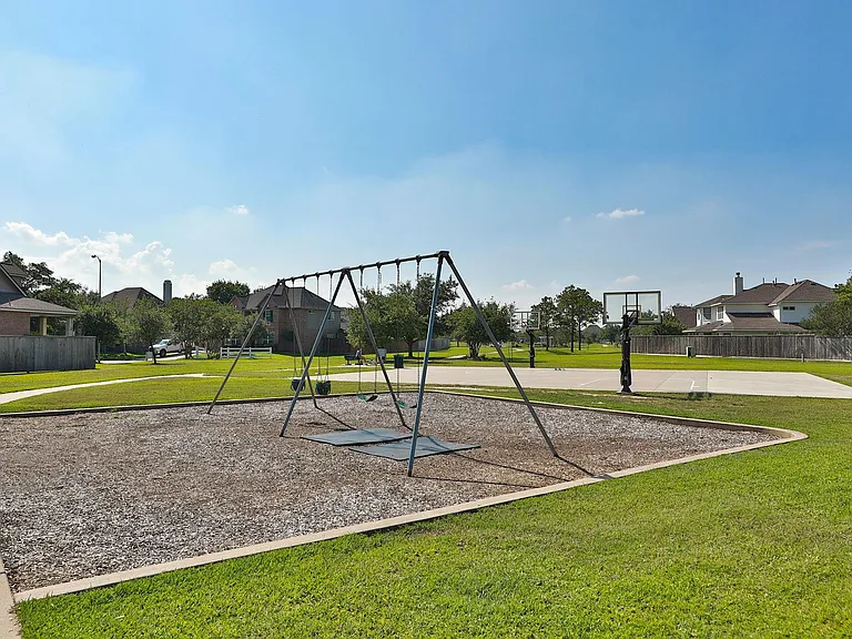 17222 Leeside Dr — Photo 35