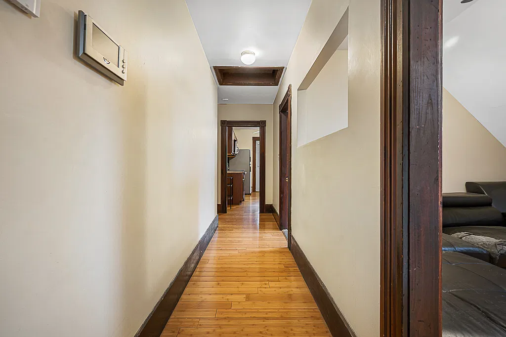 3 bed, 937 sqft, $2,100 — Photo 3