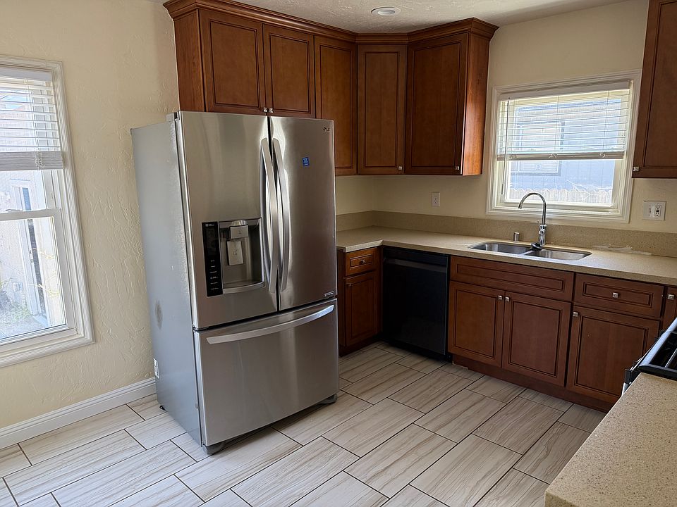 1st image of 548 32nd St