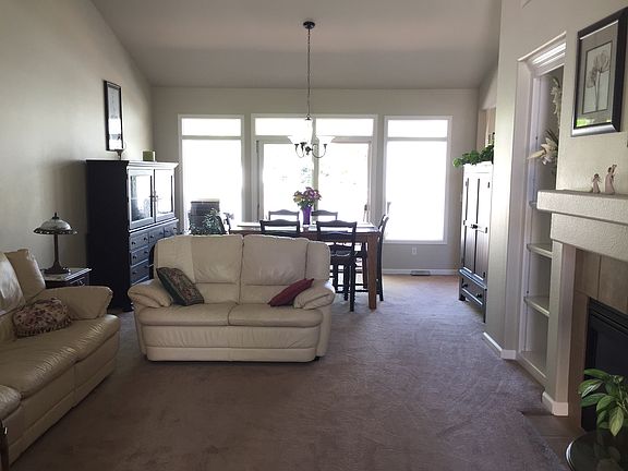 Bright living/dining room