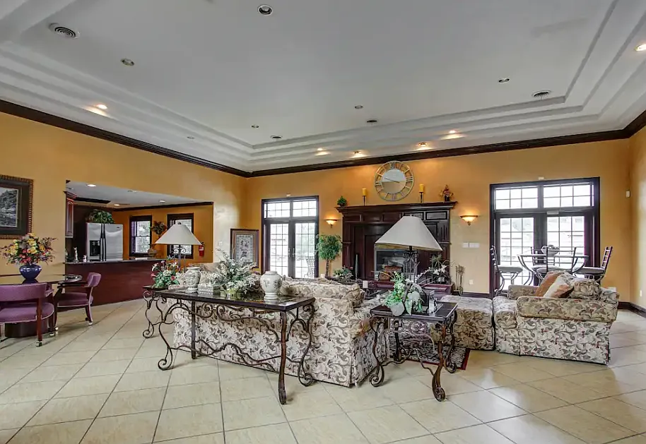 Stonecreek Luxury Apartment Homes — Photo 3