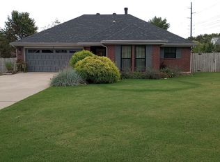 2 Greenridge Ln, Bentonville, AR 72712