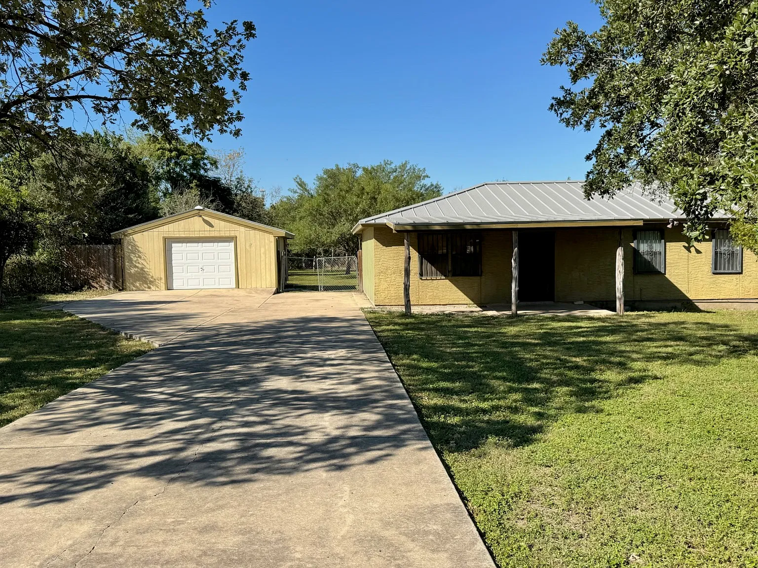 3 bed, 1.5 bath, 1332 sqft, $1,650 — Photo 1