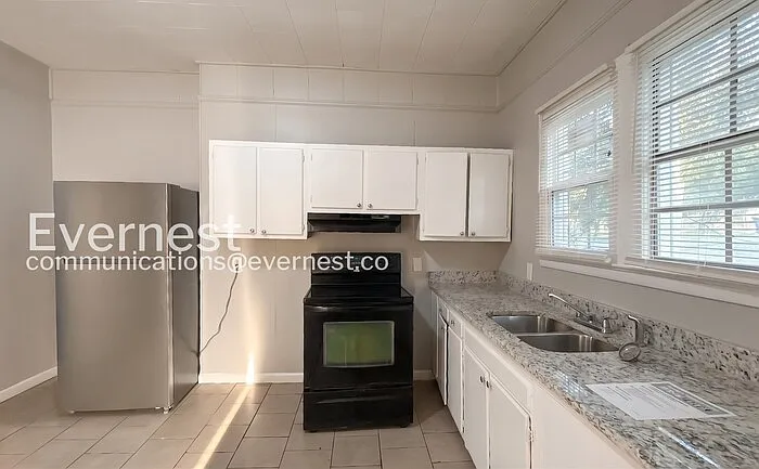 3 bed, 1.0 bath, 1326 sqft, $1,049 — Photo 3