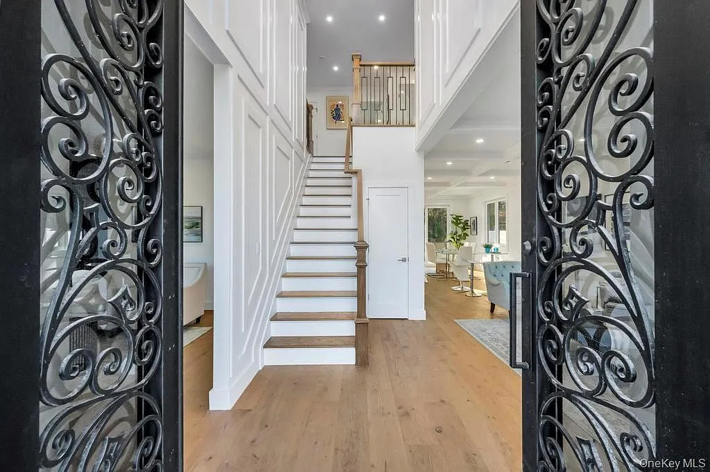 5 bed, 3000 sqft, $6,900 — Photo 1