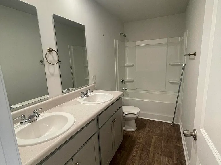 135 E Sunrise Ln — Photo 13