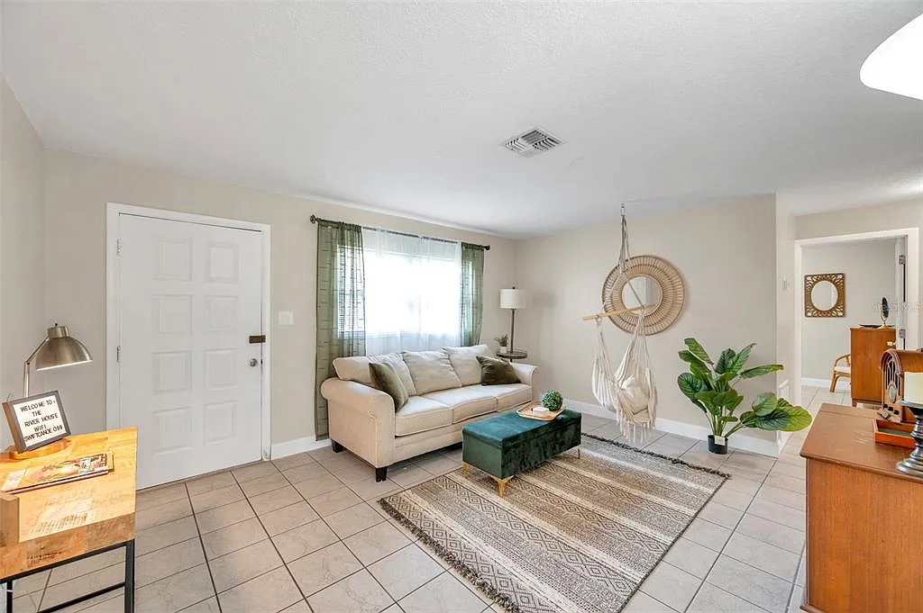 3 bed, 1.0 bath, 1008 sqft, $1,650 — Photo 3