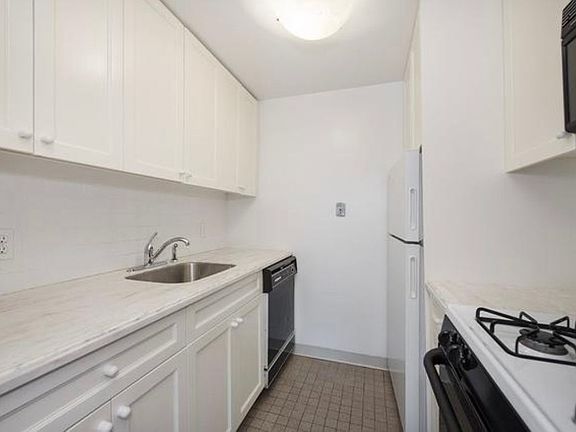 5th image of 201 W 74th St APT 16A