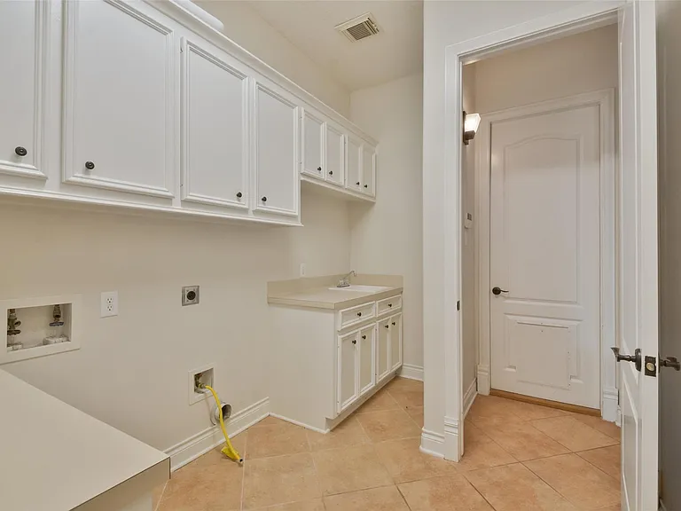 8114 Hideaway Lake Cir — Photo 38
