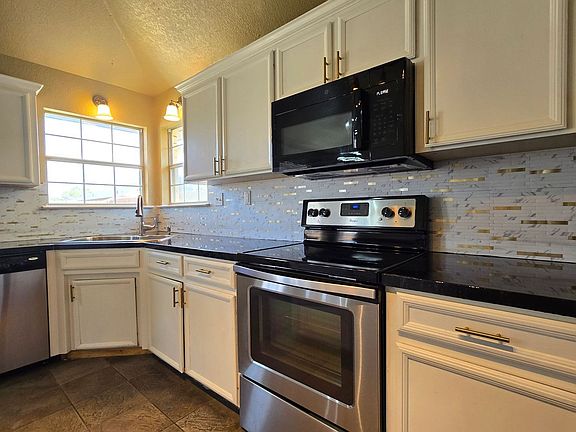 4th image of 2303 Amethyst Dr