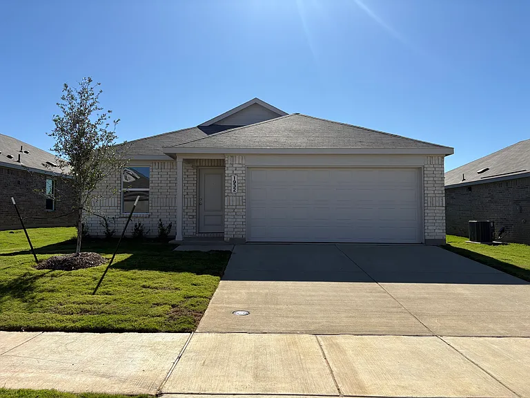 1932 Autumn Ln — Photo 1