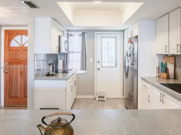 18555 NE 14th Ave APT 619, Miami, FL 33179