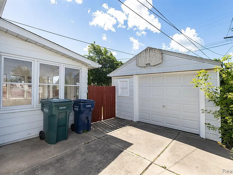 613 Riverbank St — Photo 3